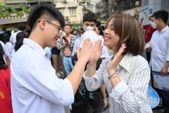 Thí sinh chia sẻ niềm vui với mẹ sau khi hoàn thành tốt bài thi Ngữ văn. (Ảnh: THẾ ĐẠI)