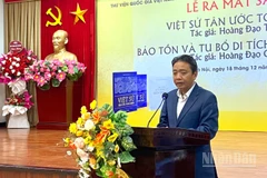 Thứ trưởng Văn hóa, Thể thao và Du lịch Hoàng Đạo Cương chia sẻ về cuốn sách "Bảo tồn và tu bổ di tích kiến trúc gỗ" tại sự kiện. (Ảnh: CHIÊU ANH)