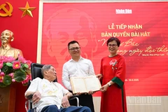 Tổng Biên tập Lê Quốc Minh chụp ảnh lưu niệm với gia đình nhạc sĩ Phạm Tuyên.