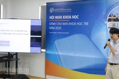 Thạc sĩ Phạm Minh Quân trình bày tham luận "Thúc đẩy chất lượng giáo dục và nghiên cứu nghệ thuật: thực hành sáng tạo và học thuật hội nhập" tại Hội nghị. (Ảnh: SIS)