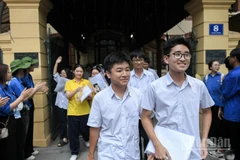Không ít thí sinh thể hiện niềm vui, sự thoải mái khi hoàn thành ngày thi đầu tiên. (Ảnh: THẾ ĐẠI)