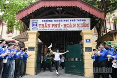 Thí sinh đầu tiên bước ra từ điểm thi Trường trung học phổ thông Trần Phú, Hoàn Kiếm, Hà Nội. (Ảnh: THẾ ĐẠI)