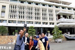 Du khách Trung Quốc tham quan Dinh Độc Lập - một trong những điểm đến lịch sử ở Thành phố Hồ Chí Minh. (Ảnh: TTXVN)