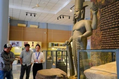 Du khách tham quan các hiện vật tại Nhà trưng bày Văn hóa Óc Eo. (Ảnh: TTXVN)