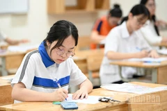 Các thí sinh Hà Nội tiếp tục thực hiện bài thi môn chuyên trong kỳ thi tuyển sinh vào lớp 10. (Ảnh: THẾ ĐẠI)