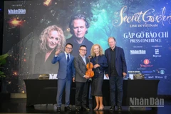 Nhóm nhạc Secret Garden trao tặng món quà là cây đàn violin cho Ban tổ chức chương trình “Secret Garden Live in Vietnam".