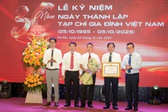 Đồng chí Lê Quốc Minh, Ủy viên Trung ương Đảng, Tổng Biên tập Báo Nhân Dân, Phó Trưởng Ban Tuyên giáo và Dân vận Trung ương, Chủ tịch Hội Nhà báo Việt Nam trao tặng Bằng khen của Ban Tuyên giáo và Dân vận Trung ương cho Tạp chí Gia đình Việt Nam.