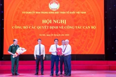Đồng chí Đỗ Văn Chiến trao quyết định bổ nhiệm nhà báo Trương Thành Trung, giữ chức vụ Tổng Biên tập báo Đại đoàn kết theo mô hình mới của Mặt trận Tổ quốc Việt Nam. (Ảnh: QUANG VINH)