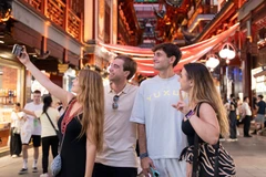 Khách du lịch ghé thăm Thượng Hải, Trung Quốc. (Ảnh: THX/TTXVN)