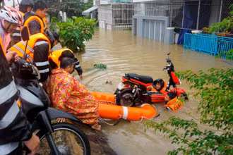 Cán bộ, chiến sĩ Đoàn Cảnh sát đặc nhiệm số 3 giúp nhân dân di dời tài sản trong mưa lũ.