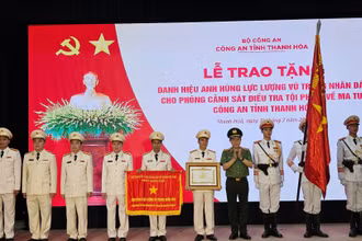 Thừa ủy quyền của Chủ tịch nước, lãnh đạo Bộ Công an trao danh hiệu Anh hùng Lực lượng vũ trang nhân dân cho Phòng Cảnh sát điều tra tội phạm về ma túy, Công an tỉnh Thanh Hóa.