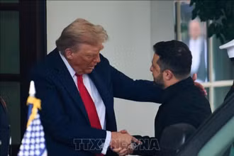 Tổng thống Mỹ Donald Trump (trái) đón Tổng thống Ukraine Volodymyr Zelensky tại Washington D.C., ngày 18/8/2025. (Ảnh: THX/TTXVN)