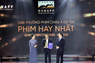 Tiến sĩ Ngô Phương Lan tại lễ trao giải Liên hoan phim châu Á-Đà Nẵng năm 2025.
