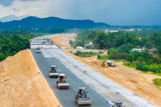 Nhà thầu Tập đoàn Đèo Cả thảm bê-tông nhựa mặt đường dự án Quảng Ngãi-Hoài Nhơn. (Ảnh: TUẤN LINH)