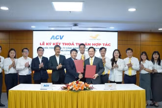 Lãnh đạo Tổng công ty Bưu điện Việt Nam cùng Tổng công ty Cảng Hàng không Việt Nam ký kết thảo thuận hợp tác.