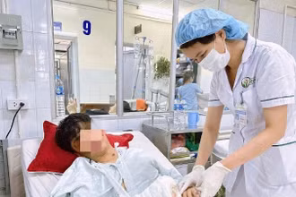 Điều trị tai nạn pháo nổ tại Bệnh viện Việt Đức. (Ảnh: Bệnh viện Việt Đức)