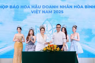Ban tổ chức cuộc thi Hoa hậu Doanh nhân Hòa bình Việt Nam 2025 và các doanh nghiệp đồng hành, tài trợ tại cuộc họp báo.