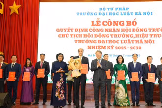 Phó Giáo sư, Tiến sĩ Tô Văn Hòa nhận quyết định công nhận Hiệu trưởng Trường đại học Luật Hà Nội.