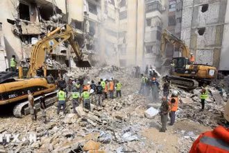 Lực lượng cứu hộ dọn dẹp đống đổ nát sau cuộc tập kích của Israel tại Beirut, Liban. (Ảnh: THX/TTXVN) 