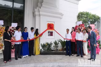 Lễ đón nhận khách sạn đạt tiêu chuẩn 5 sao. 