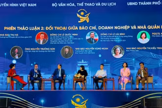 Các diễn giả trao đổi tại Diễn đàn vai trò của báo chí trong việc thúc đẩy phát triển các ngành công nghiệp văn hóa.