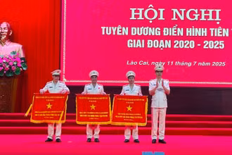 Thiếu tướng Cao Minh Huyền, Giám đốc Công an tỉnh Lào Cai trao cờ thi đua của Chính phủ cho các tập thể. (Ảnh: THANH SƠN)