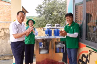 Các đơn vị tài trợ bàn giao hệ thống nước sạch cho Trường tiểu học Nguyễn Bá Ngọc. 