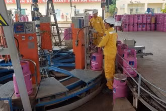 Công nhân chiết nạp gas tại Thành phố Hồ Chí Minh.