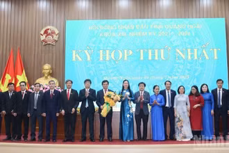 Bí thư Tỉnh ủy Quảng Ngãi Bùi Thị Quỳnh Vân tặng hoa chúc mừng lãnh đạo Hội đồng nhân dân tỉnh và các Ban Hội đồng nhân dân tỉnh Quảng Ngãi.