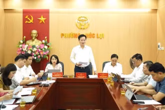 Ban Chấp hành Đảng bộ phường Phúc Lợi (mới) vận hành hội nghị thử nghiệm. (Ảnh: HIỀN LƯƠNG)