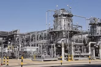 Một nhà máy lọc dầu ở Dammam, Saudi Arabia. (Ảnh: THX/TTXVN)