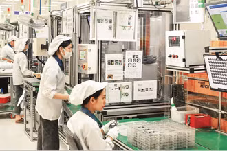 Công nhân làm việc trong nhà máy của Công ty TNHH Hyundai Kefico Việt Nam, Khu công nghiệp Đại An, thành phố Hải Phòng. (Ảnh ĐĂNG ANH)