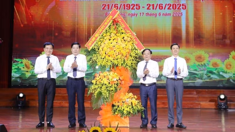 Đồng chí Nguyễn Văn Gấu, Bí thư Tỉnh ủy Bắc Giang (thứ 2, trái sang) tặng hoa chúc mừng các thế hệ người làm báo tại Bắc Giang tại Lễ kỷ niệm.