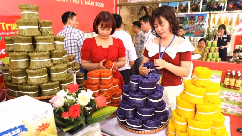 Mỳ gạo ngũ sắc sản phẩm OCOP 4 sao của xã Nam Dương trưng bày tại ngày hội.