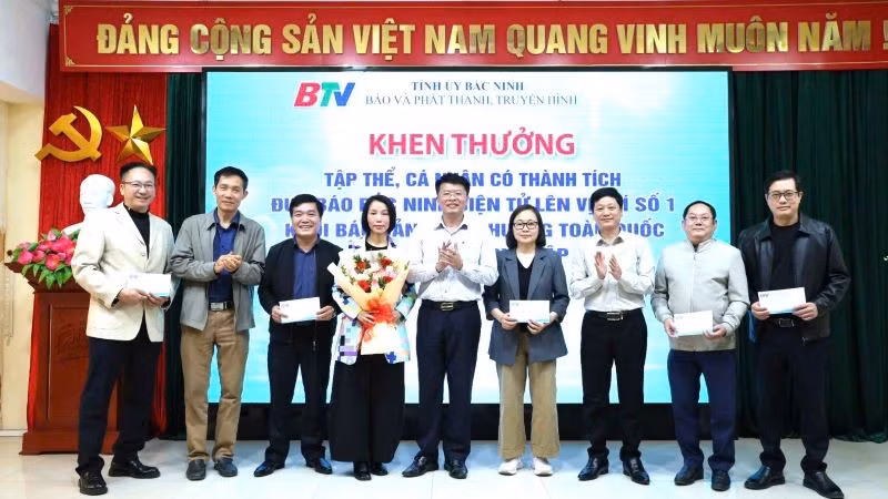 Ban Giám đốc Báo và Phát thanh, Truyền hình Bắc Ninh khen thưởng tập thể, cá nhân có thành tích xuất sắc trong phát triển bạn đọc báo Bắc Ninh điện tử.