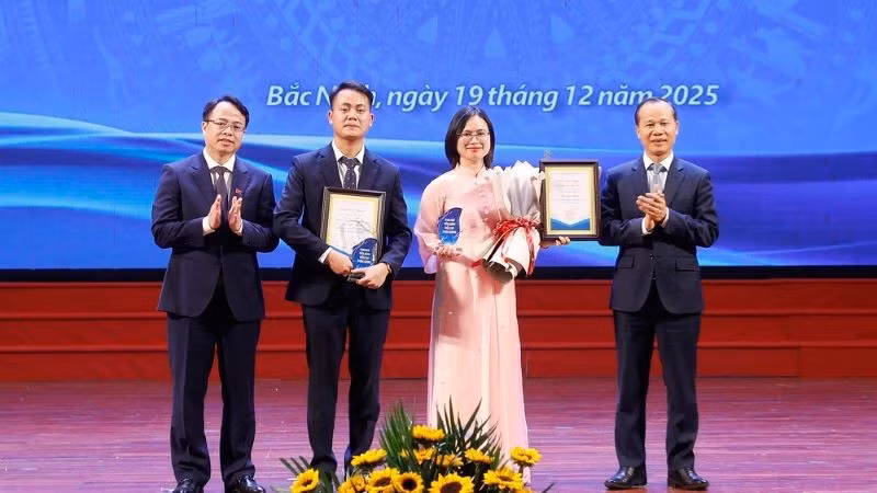 Trao thưởng cho các tác giả đạt giải Nhất Cuộc thi Khởi nghiệp đổi mới sáng tạo tỉnh Bắc Ninh năm 2025.