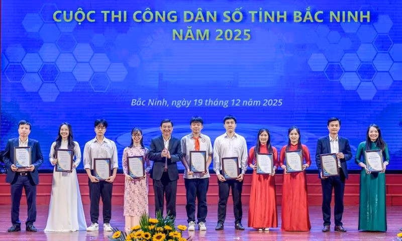 dong-chi-vu-tri-hai-trao-giai-nhi-cho-cac-tap-the-ca-nhan-tham-gia-cuoc-thi-cong-dan-so-tinh-nam-2025.jpg