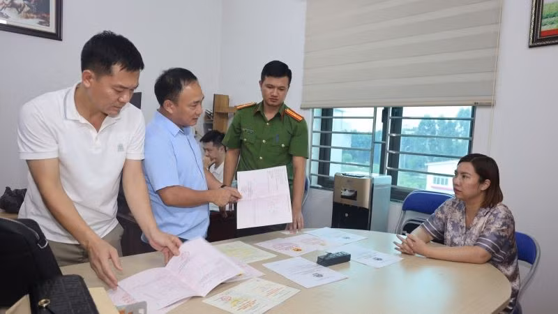 Ban chuyên án khám xét tại trụ sở Công ty Cổ phần Đầu tư và Dịch vụ quốc tế Minh An.