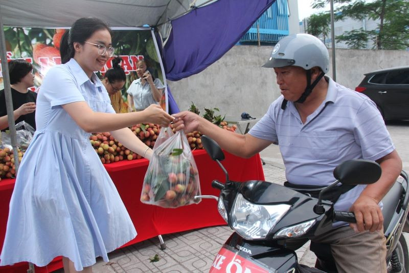 Lan tỏa hương vị vải thiều đến người lao động tại chương trình. img-7759.jpg