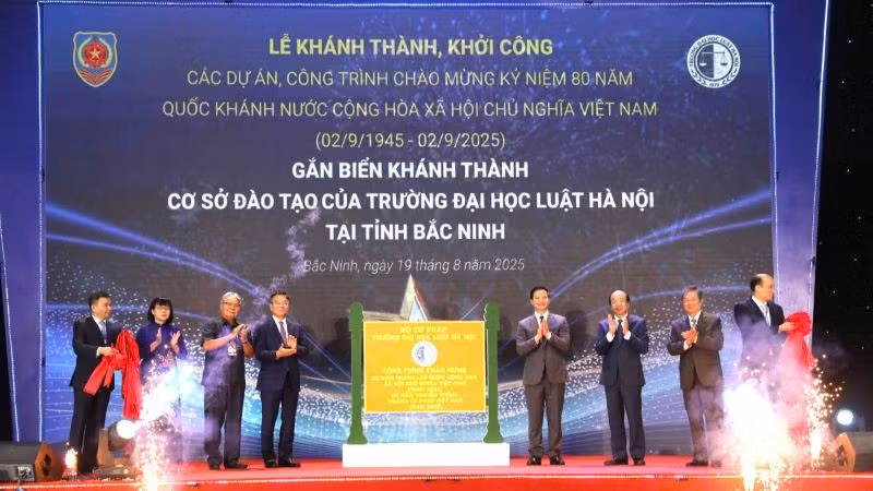 Lễ gắn biển khánh thành Cơ sở đào tạo của trường Đại học luật Hà Nội tại tỉnh Bắc Ninh.