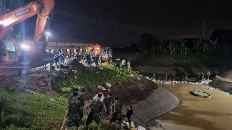 Xử lý mạch đùn, mạch sủi trạm bơm Cẩm Bào.