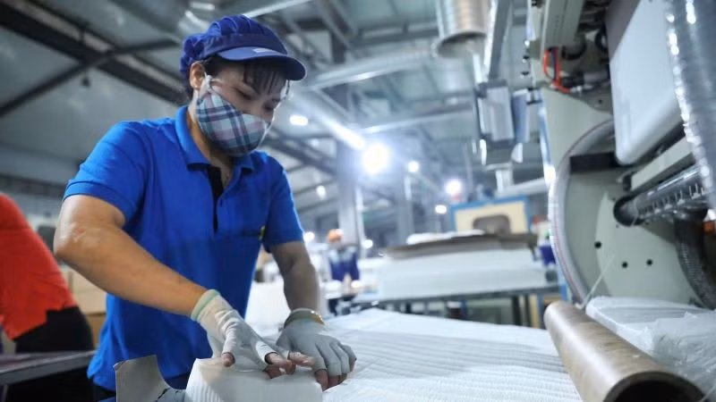 Sản xuất trong nhà máy tại khu công nghiệp Quang Châu, Bắc Ninh.