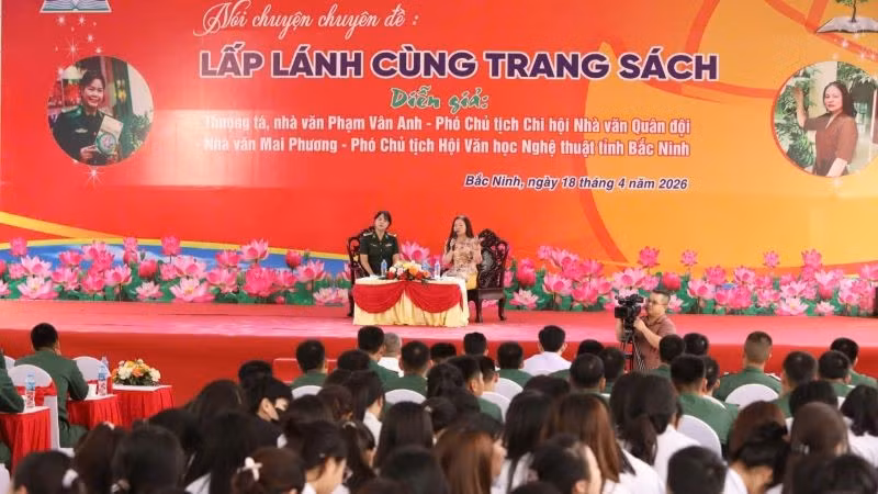 Nói chuyện chuyên đề "Lấp lánh cùng trang sách" của hai nhà văn Phạm Vân Anh và Mai Phương trong chuỗi sự kiện Ngày Sách và Văn hóa đọc Việt Nam tại Bắc Ninh.