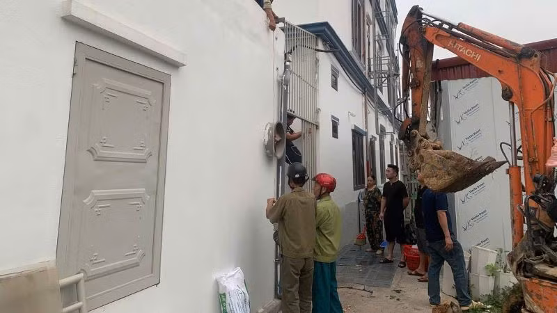 Lực lượng chức năng phá dỡ công trình lấn chiếm hành lang hạ tầng kỹ thuật đô thị.