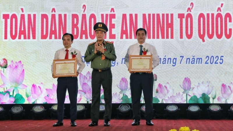 Thượng tướng Lê Quốc Hùng tặng Bằng Khen của Bộ Công an cho các cá nhân có thành tích xuất sắc trong phong trào toàn dân bảo vệ an ninh Tổ quốc tại ngày hội. 22.jpg