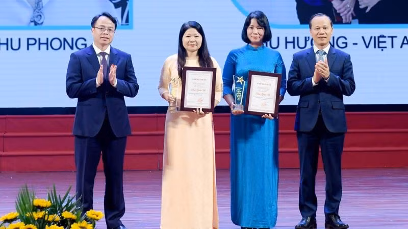 cac-tac-gia-doat-giai-b-giai-thuong-bao-chi-ve-khoa-hoc-va-cong-nghe-tinh-nam-2025-duoc-trao-thuong.jpg