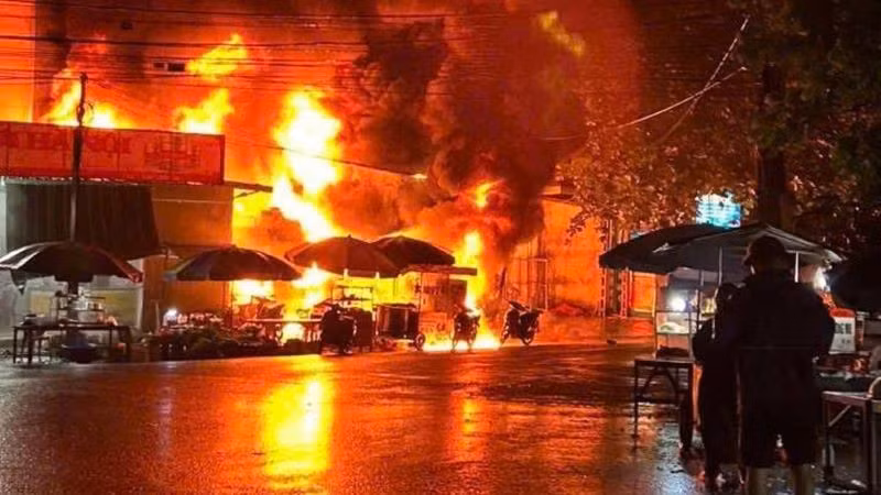 Thời điểm ngọn lửa bùng phát.