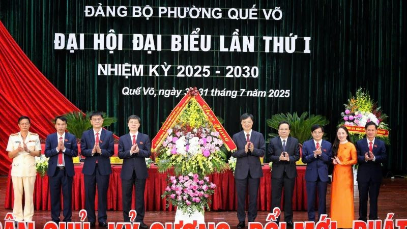 Đồng chí Nguyễn Duy Ngọc (thứ 5, phải sang) tặng hoa chúc mừng Đại hội. 1.jpg