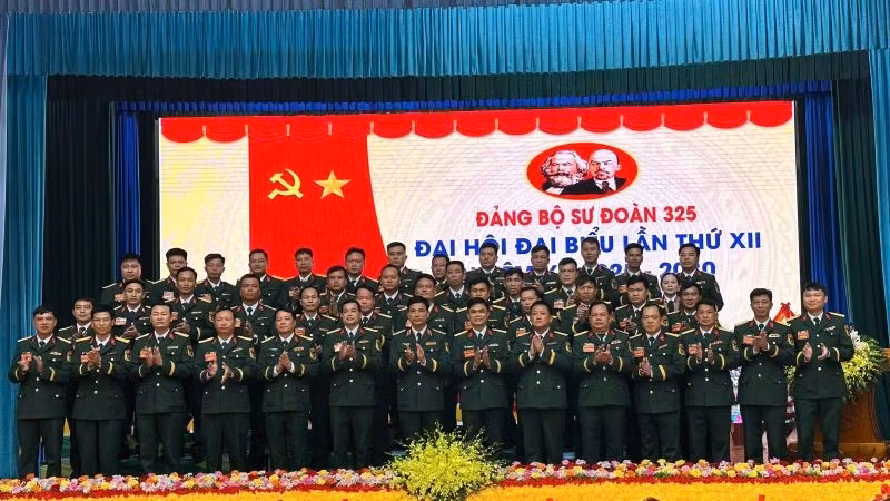 Ban Chấp hành Đảng bộ Sư đoàn 325 nhiệm kỳ 2025-2030 và đoàn đại biểu dự Đại hội đại biểu Đảng bộ Quân đoàn 12, lần thứ I ra mắt Đại hội.