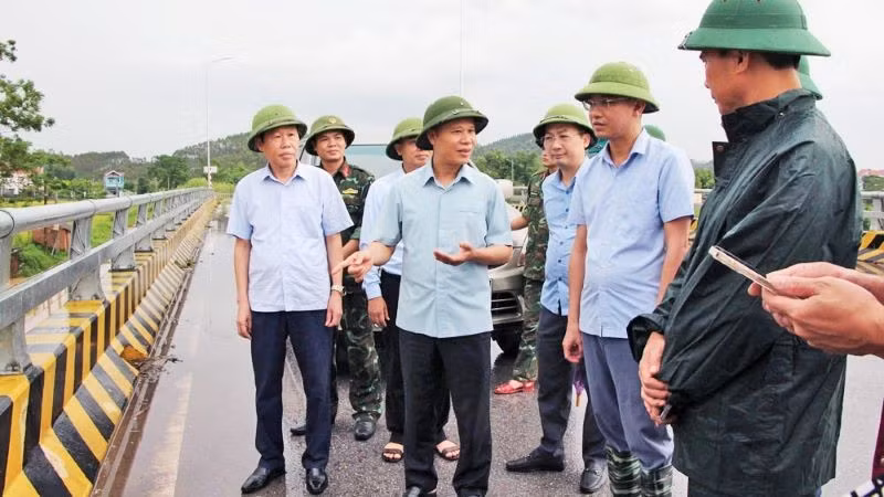 Đồng chí Mai Sơn, Ủy viên Ban Thường vụ Tỉnh ủy, Phó Chủ tịch Thường trực Ủy ban nhân dân tỉnh Bắc Ninh chỉ đạo khắc phục hậu quả lũ lụt.